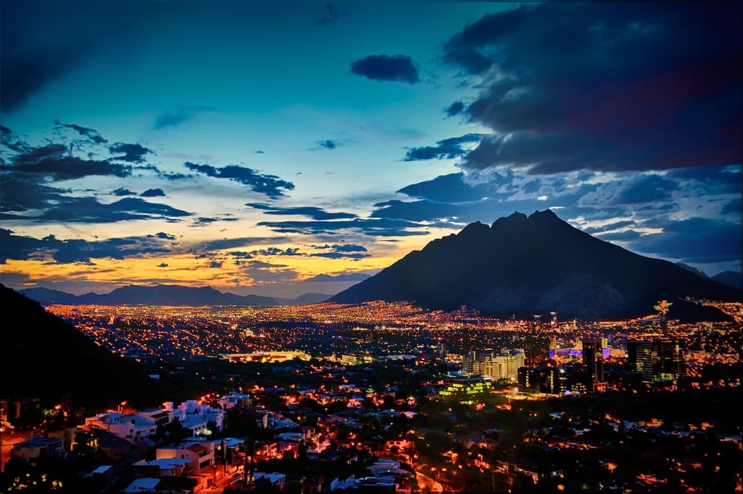 Ciudad de Monterrey vista aerea de noche, con el cerro de la silla de fondo