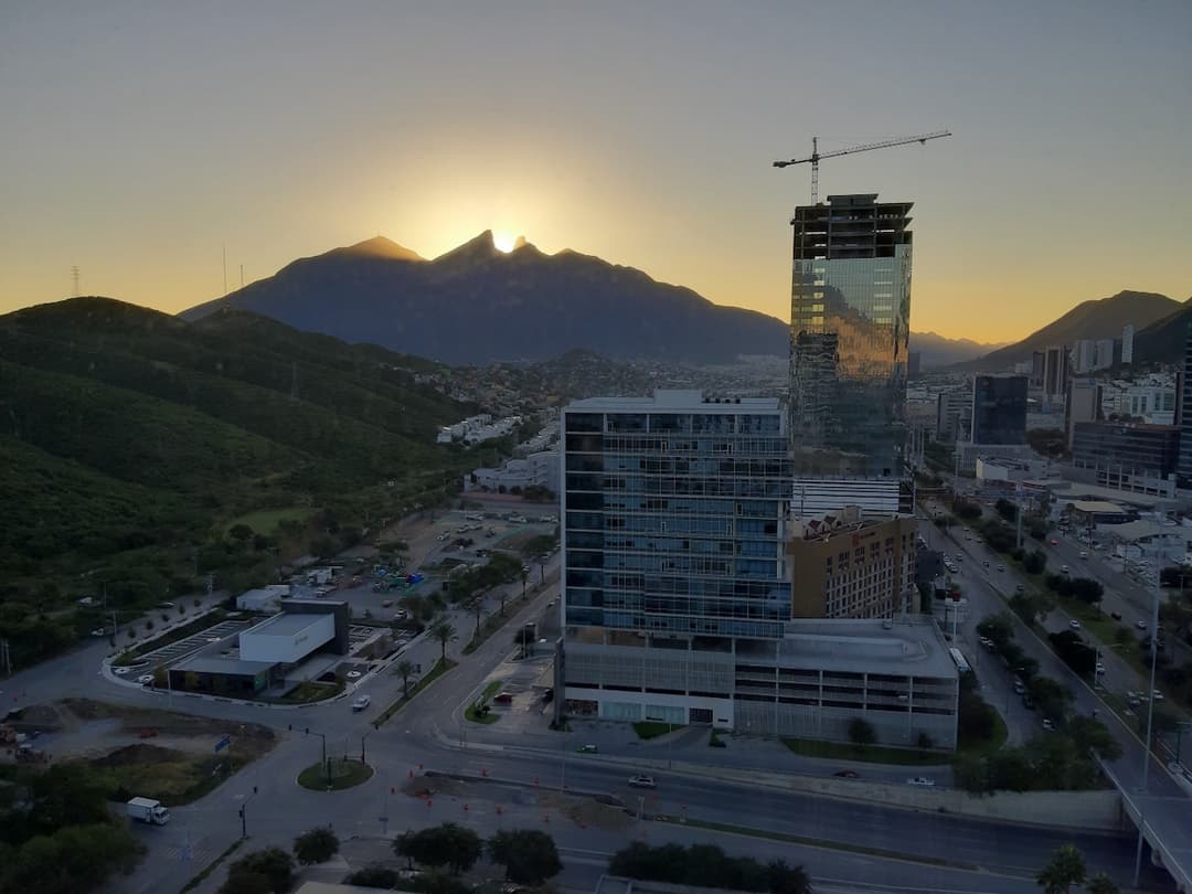 Ciudad de Monterrey vista aerea de noche, con el cerro de la silla de fondo