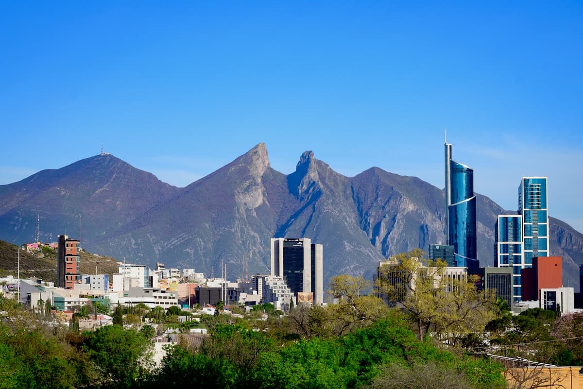 Ciudad de Monterrey vista aerea con el cerro de la silla de fondo.