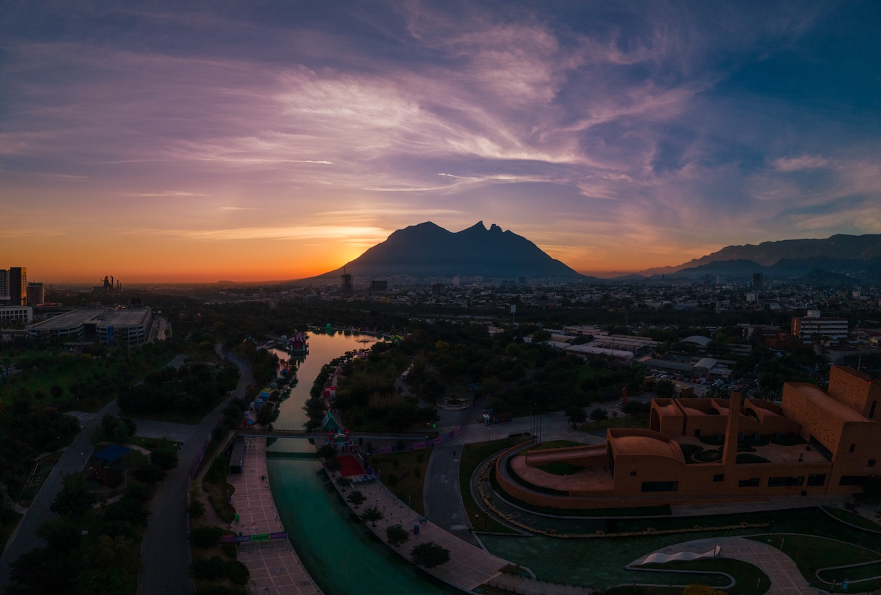 Vista Aera de monterrey con el cerro de la silla de fondo